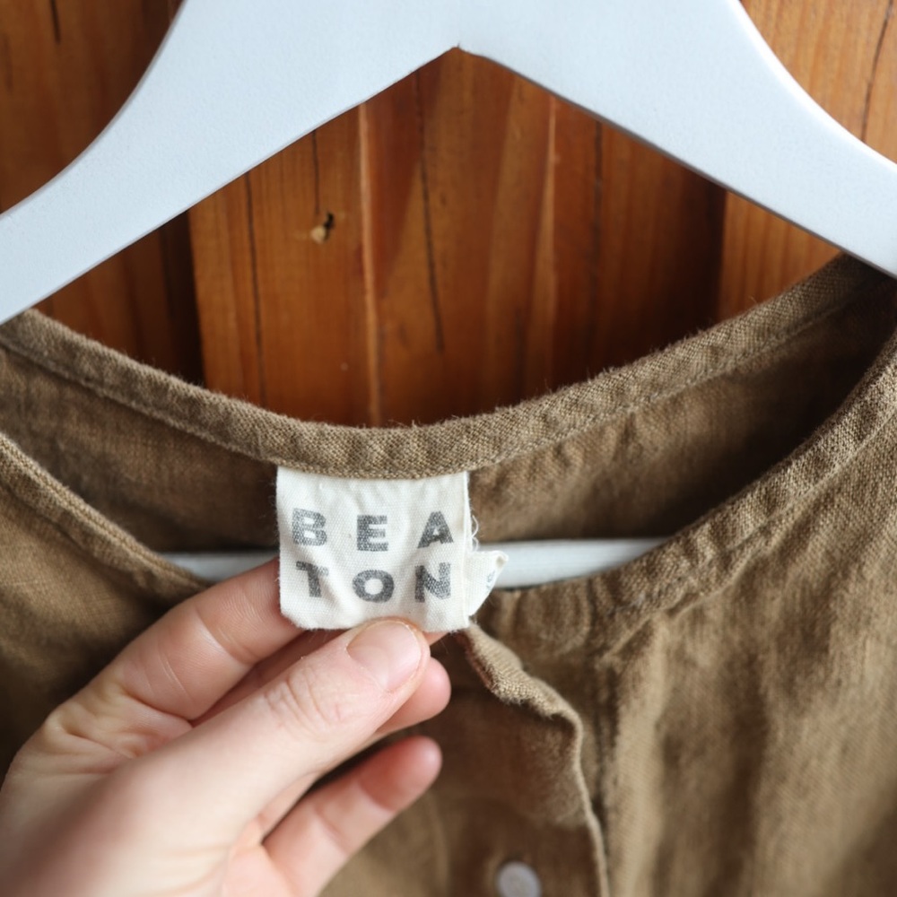 Wrinkly brown 100% linen BEATON top with buttons